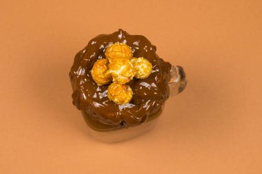 Krem şantili çikolatalı milkshake, kurabiye, waffle, servis