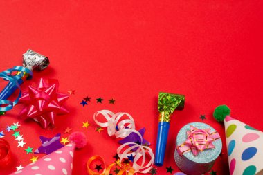 Konfetilerin altın ve mor yıldızları ve bir hediye, doğum