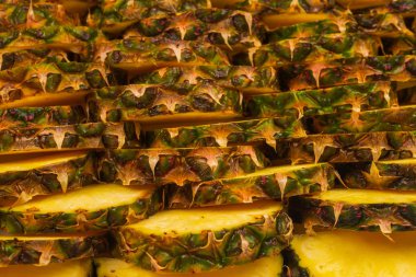 Ananas sulu sarı dilimler arka planda. Üst görünüm.