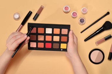 Kadın elinde göz farı paleti. Profesyonel makyaj ürünleri w