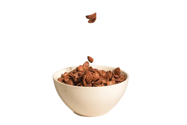 Čokoládové kukuřičné vločky padající do bílé misky izolované na whit — Stock fotografie