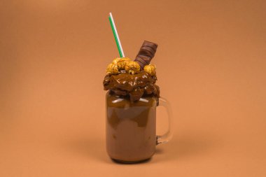 Krem şantili çikolatalı milkshake, kurabiye, waffle, servis