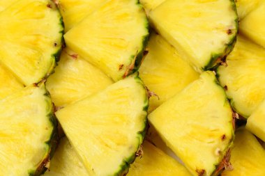 Ananas sulu sarı dilimler arka planda. Üst görünüm.