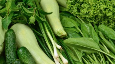 Taze yeşil sebze ve otlar bir arka plan olarak.  