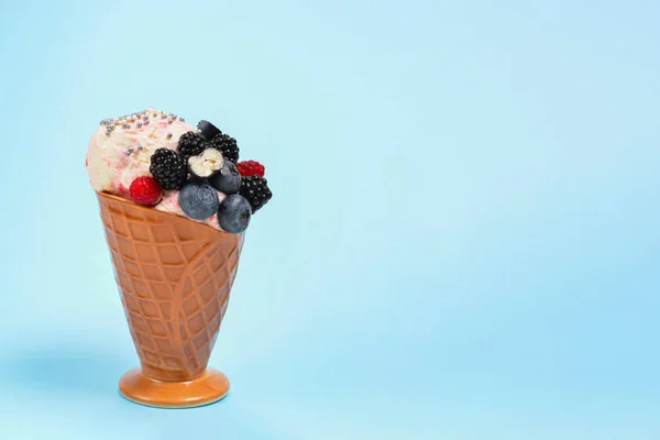 블루베리, 블랙베리, 라즈베리를 곁들인 아이스크림 — 스톡 사진