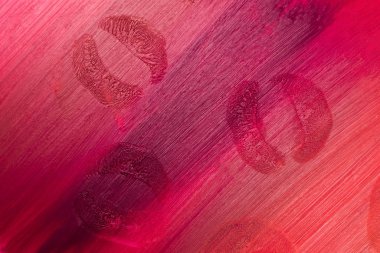 Ruj izi. Işıktan koyu renk ruj dokusuna.  