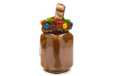 Krem şantili çikolatalı milkshake, kurabiye, waffle, servis