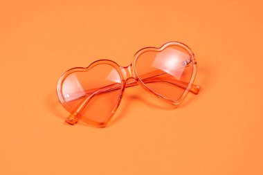 Yaz şapkası turuncu arka planda pembe saçların üzerinde yatıyordu.. 