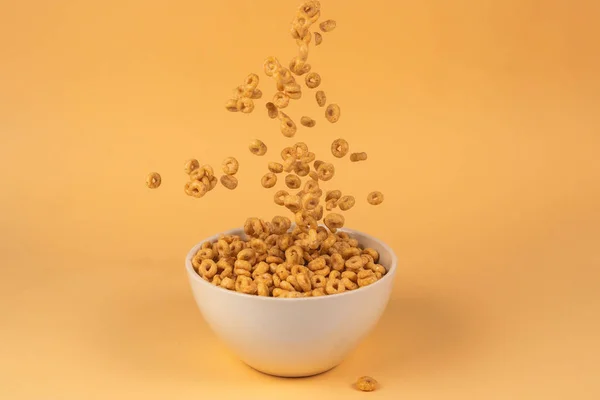 Miel anneaux boîte de céréales pour le petit déjeuner du matin . — Photo