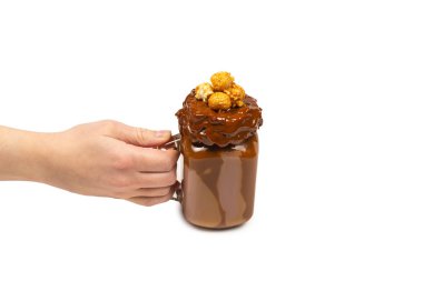 Krem şantili çikolatalı milkshake, kurabiye, waffle, servis