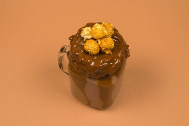 Krem şantili çikolatalı milkshake, kurabiye, waffle, servis