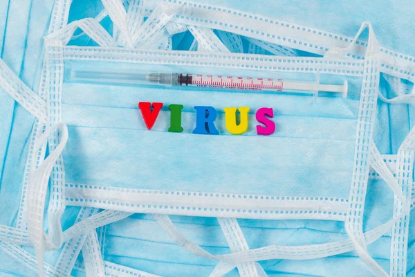 Virus parola colorata su maschere protettive . — Foto Stock