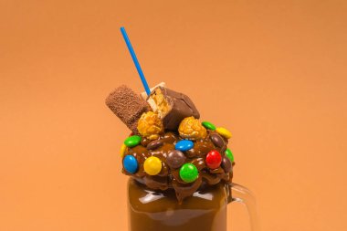 Krem şantili çikolatalı milkshake, kurabiye, waffle, servis