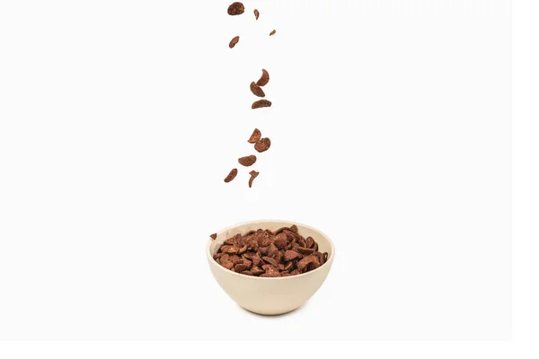 Płatki kukurydziane czekoladowe spadające do białej miski izolowane na białym — Zdjęcie stockowe