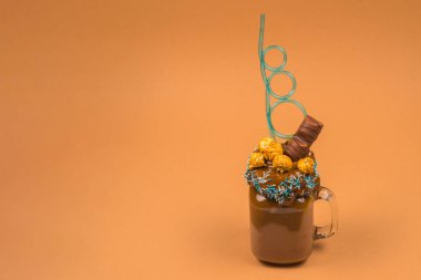 Krem şantili çikolatalı milkshake, kurabiye, waffle, servis