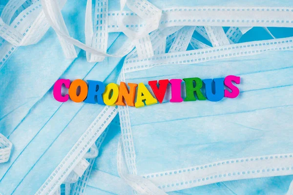 Kleurrijk woord coronavirus op beschermende maskers. — Stockfoto