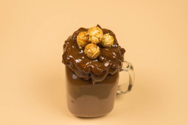 Krem şantili çikolatalı milkshake, kurabiye, waffle, servis
