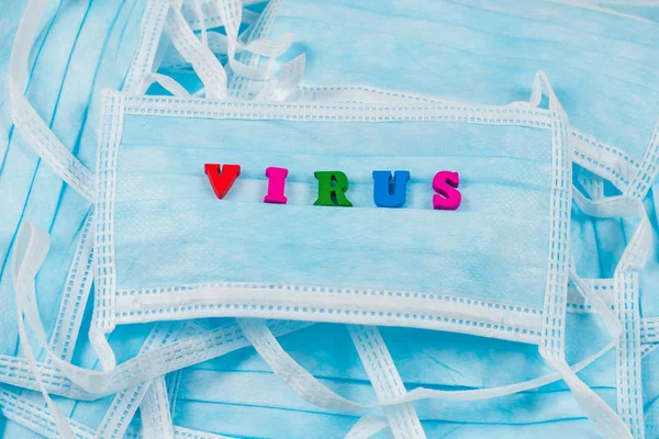 Virus parola colorata su maschere protettive . — Foto Stock