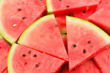 Sulu karpuz dilimleri arka planda. Üst görünüm. 