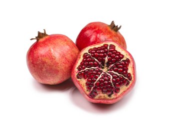 Beyaz arkaplanda izole edilmiş tatlı nar. 