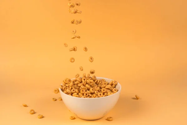 Caja de cereales anillos de miel para desayuno por la mañana . — Foto de Stock