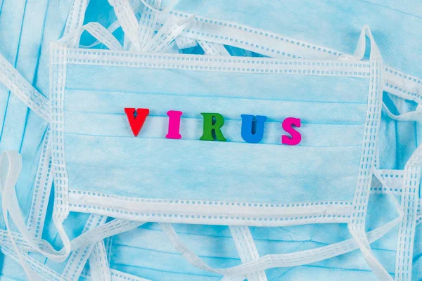 Virus parola colorata su maschere protettive . — Foto Stock