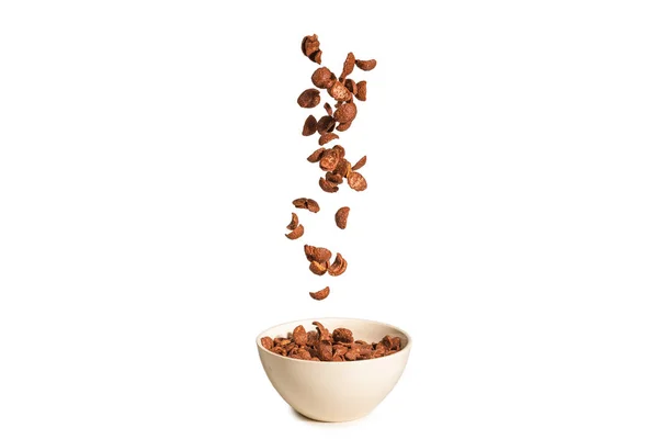 Copos de maíz de chocolate cayendo al tazón blanco aislado en whit — Foto de Stock