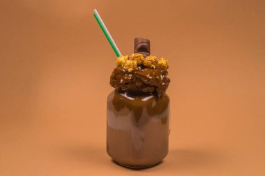 Krem şantili çikolatalı milkshake, kurabiye, waffle, servis
