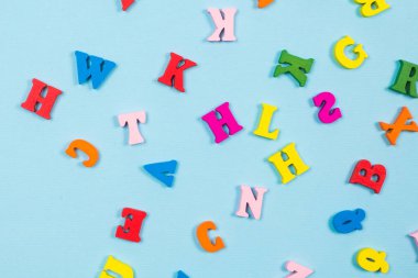 Mavi arkaplanda çok renkli harfler. 