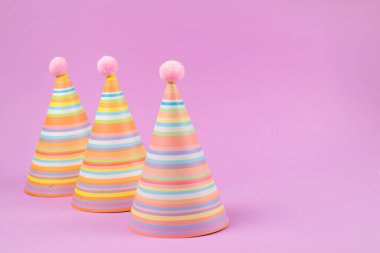 Pembe arkaplanda doğum günü başlığı.