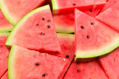 Sulu karpuz dilimleri arka planda. Üst görünüm. 