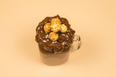 Krem şantili çikolatalı milkshake, kurabiye, waffle, servis