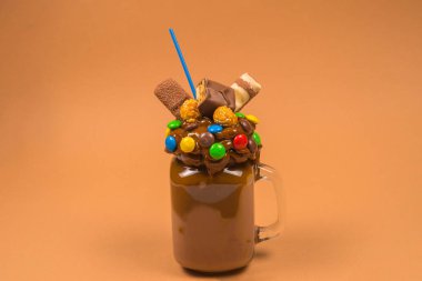 Krem şantili çikolatalı milkshake, kurabiye, waffle, servis