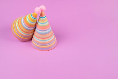 Pembe arkaplanda doğum günü başlığı.