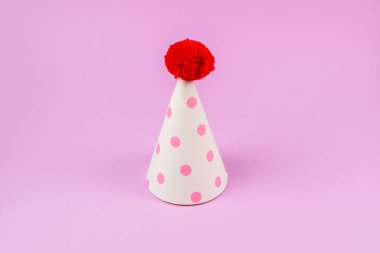 Pembe arkaplanda doğum günü başlığı.