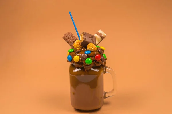 Csokis turmix tejszínhabbal, sütivel, gofrival, tálalva — Stock Fotó