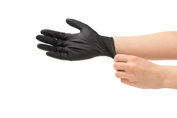 Kobieta zakłada czarne gumowe rękawiczki. — Zdjęcie stockowe