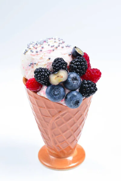 Fagylalt áfonyával, szeder és málna a wh — Stock Fotó