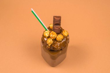 Çikolatalı milkshake, çırpılmış krema, kurabiye, waffle, cam mason kavanozunda servis edilir. 