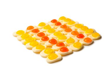 Yumurtalı jelibon. Üst Manzara. Jöleli şekerler. Beyazda izole edilmiş.