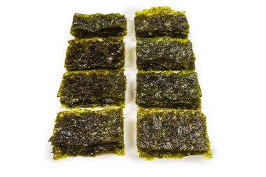 Nori yosunu beyazın üzerinde izole edilmiş. Üst görünüm