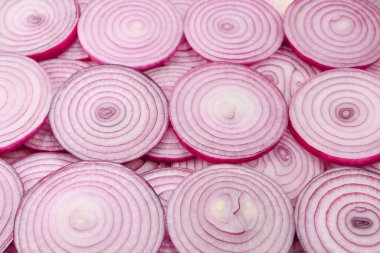 Arka plan olarak soğan dilimleri. Üst görünüm. 