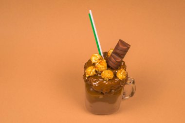 Çikolatalı milkshake, çırpılmış krema, kurabiye, waffle, cam mason kavanozunda servis edilir. 