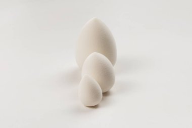 Küçük, orta ve büyük beyaz güzellik karıştırıcı beyaz üzerinde izole.