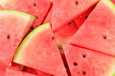 Sulu karpuz dilimleri arka planda. Üst görünüm. 