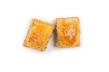 Beyaz arka planda izole edilmiş enfes tatlı baklava. Üst görünüm.