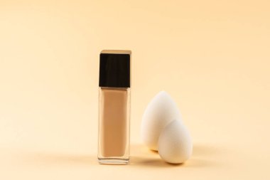 Bej arka planda küçük, orta ve büyük beyaz güzellik karıştırıcısı ve makyaj vakfı. Üst görünüm. 