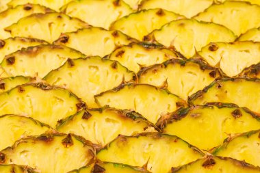 Ananas sulu sarı dilimler arka planda. Üst görünüm.