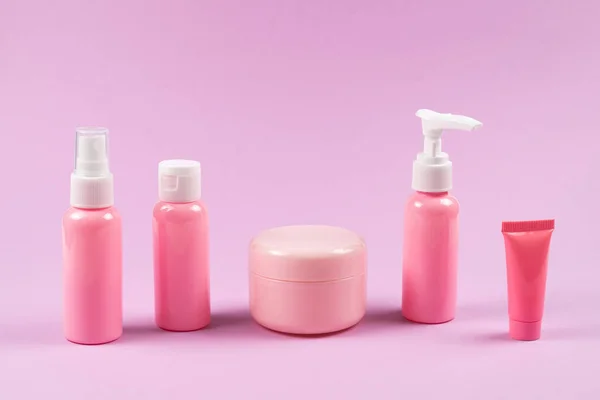 Pinkfarbene Plastikflaschen Für Hygieneprodukte Kosmetika Hygieneartikel Auf Rosa Hintergrund Kopierraum — Stockfoto
