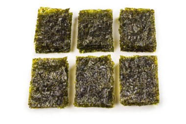 Nori yosunu beyazın üzerinde izole edilmiş. Üst görünüm